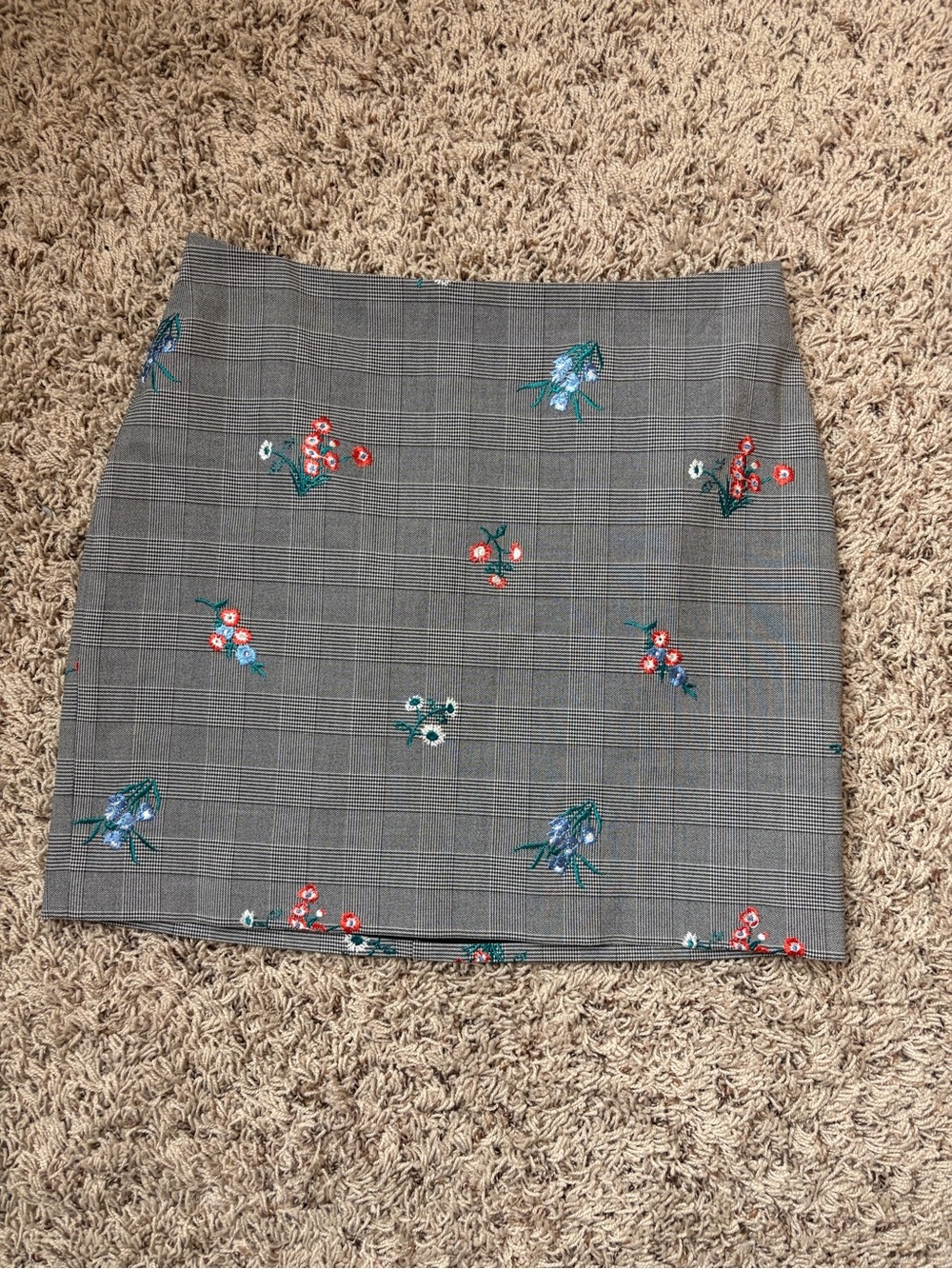 Express Plaid Mini Skirt Size 6 Gray Floral Embroidered Preppy Twee
